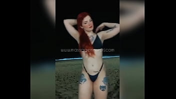 Masajista pelirroja en la playa de copacabana