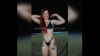 Masajista Pelirroja En La Playa De Copacabana thumbnail