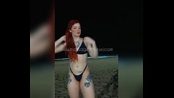 Masajista pelirroja en la playa de copacabana