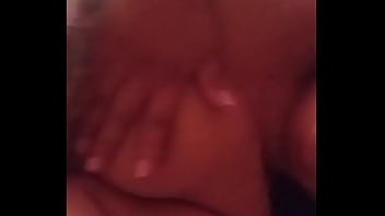 Me mojo mientras le mando video a mi enamorado