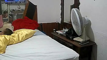 Safada enfiando consolo preto no bucetao