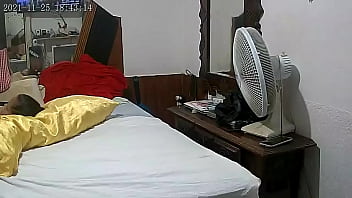 Safada enfiando consolo preto no bucetao