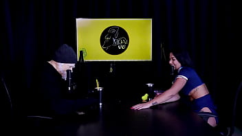 Morena gostosa faz stripper mostra os lindos peitos depois de falar que não gosta da exposição e sobre ficar com famoso tifany rocha swing cast watch sheer red