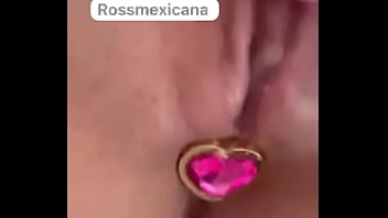 Rossmexicana se masturba rico con su plug en el ano
