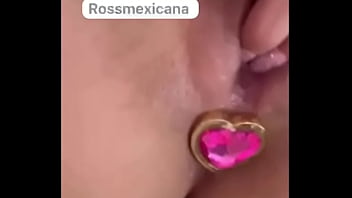 Rossmexicana se masturba rico con su plug en el ano