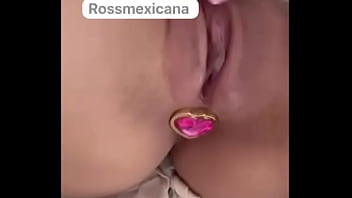 Rossmexicana se masturba rico con su plug en el ano