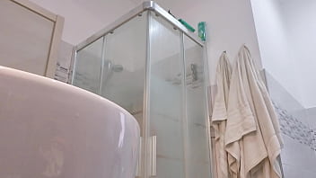 Loira vadia mostra os seios no box do banheiro