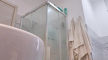 Loira vadia mostra os seios no box do banheiro