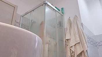 Loira vadia mostra os seios no box do banheiro