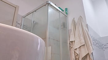 Loira vadia mostra os seios no box do banheiro