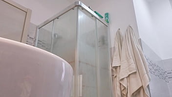 Loira vadia mostra os seios no box do banheiro