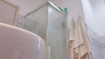 Loira vadia mostra os seios no box do banheiro