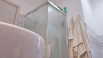 Loira vadia mostra os seios no box do banheiro