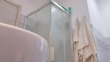 Loira vadia mostra os seios no box do banheiro