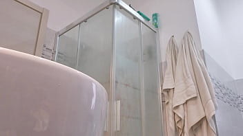 Loira vadia mostra os seios no box do banheiro