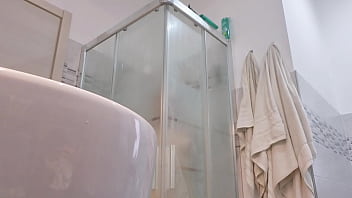 Loira vadia mostra os seios no box do banheiro