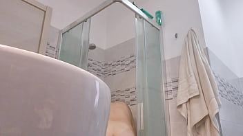 Loira vadia mostra os seios no box do banheiro