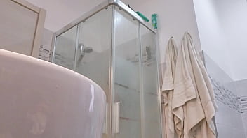 Loira vadia mostra os seios no box do banheiro