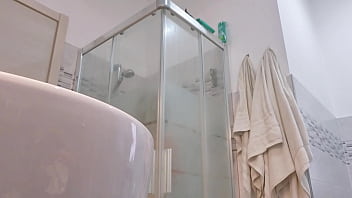 Loira vadia mostra os seios no box do banheiro