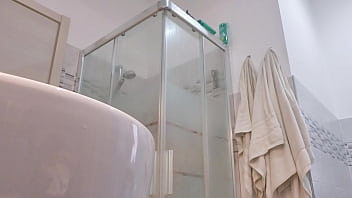 Loira vadia mostra os seios no box do banheiro