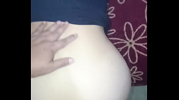 Empinada en el borde de la cama