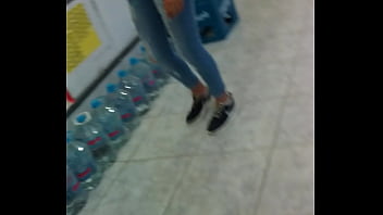 Flaca con linda cola para hacerle un anal