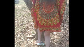 Esposo gravando enquanto esposa se exibe em praça