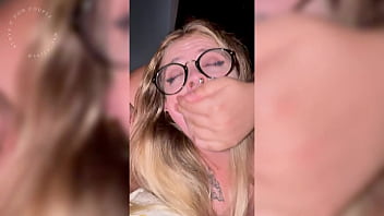 Loira estudante faz garganta profunda bem babada olhando nos olhos