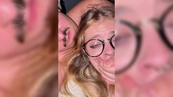 Loira estudante faz garganta profunda bem babada olhando nos olhos