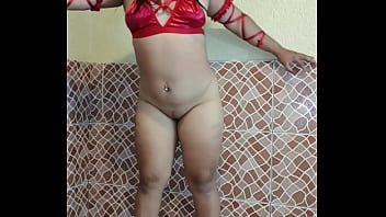 Así le gusta lucirse a esta hotwife con su trajesito de diabla le queda una delicia