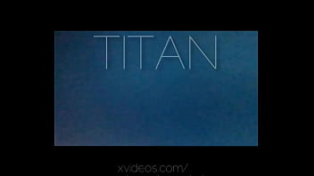 Chica sensual me da sexo de pie