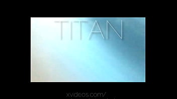 Chica sensual me da sexo de pie