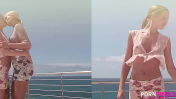 Finger fucking fun in the sun