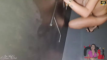 A rainha do gloryhole ataca no vamente