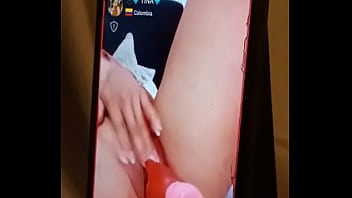 Colombiana le gusta que le vean como se masturba