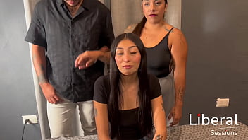 Pareja caliente intenta su primer trio fmf y se termina uniéndose un amigo