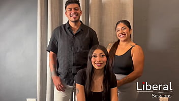 Pareja caliente intenta su primer trio fmf y se termina uniéndose un amigo