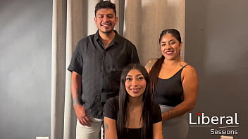 Pareja caliente intenta su primer trio fmf y se termina uniéndose un amigo