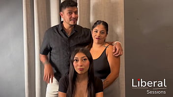 Pareja caliente intenta su primer trio fmf y se termina uniéndose un amigo