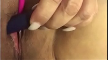 Complaciéndose sola