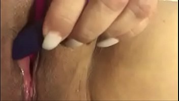 Complaciéndose sola