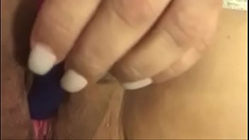 Complaciéndose sola