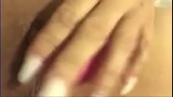 Complaciéndose sola