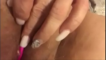 Complaciéndose sola