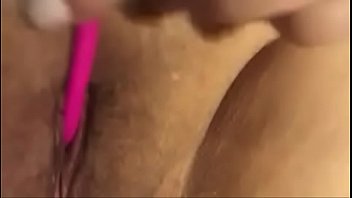 Complaciéndose sola