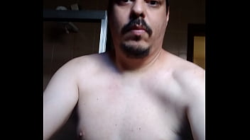 Homem batendo mostrando seu corpo