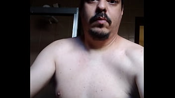 Homem batendo mostrando seu corpo