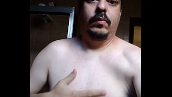 Homem batendo mostrando seu corpo