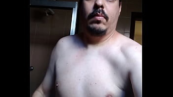 Homem batendo mostrando seu corpo