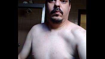 Homem batendo mostrando seu corpo